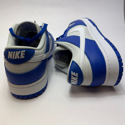 Rückansicht des Nike Dunk Low Racer Blue Photon Dust mit blauem Nike Branding und grauer Fersenpartie