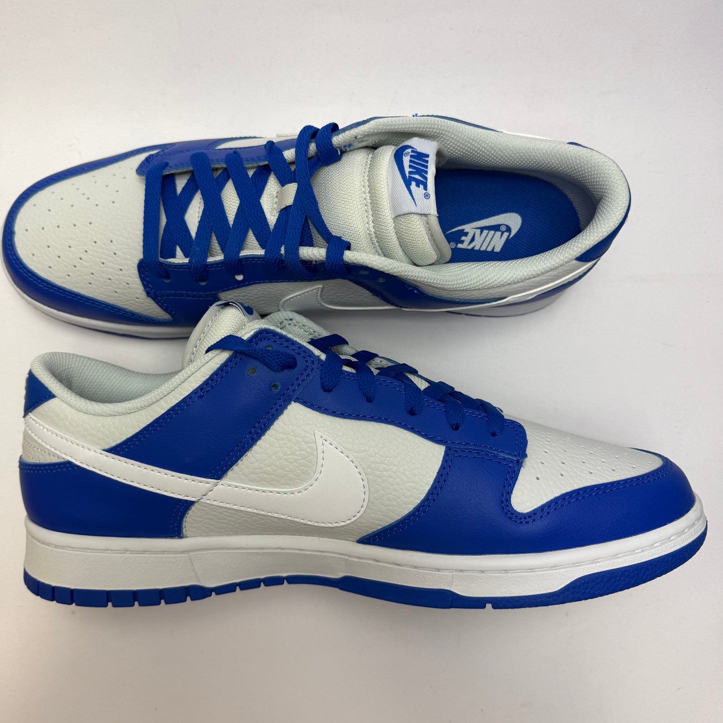 Innenansicht des Nike Dunk Low Racer Blue Photon Dust mit klassischem Colorblocking und blauem Nike Swoosh