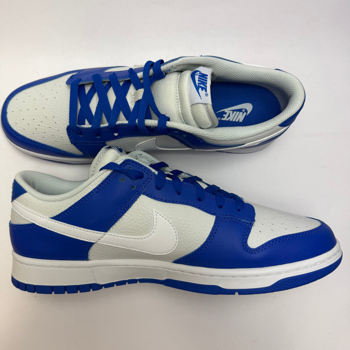 Innenansicht des Nike Dunk Low Racer Blue Photon Dust mit klassischem Colorblocking und blauem Nike Swoosh
