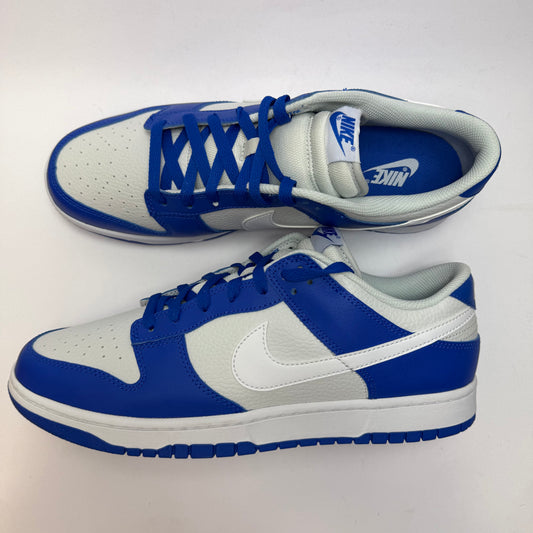 Seitenansicht des Nike Dunk Low Racer Blue Photon Dust mit weißer Lederbasis, grauen Overlays und Racer-Blue-Swoosh