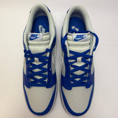 Draufsicht auf beide Nike Dunk Low Racer Blue Photon Dust mit weißer Schnürung und perforierter Toe Box