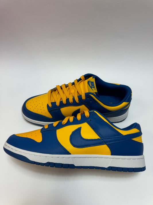 Seitenansicht des Nike Dunk Low UCLA mit kontrastreichem Leder-Upper in Blau und Gold.