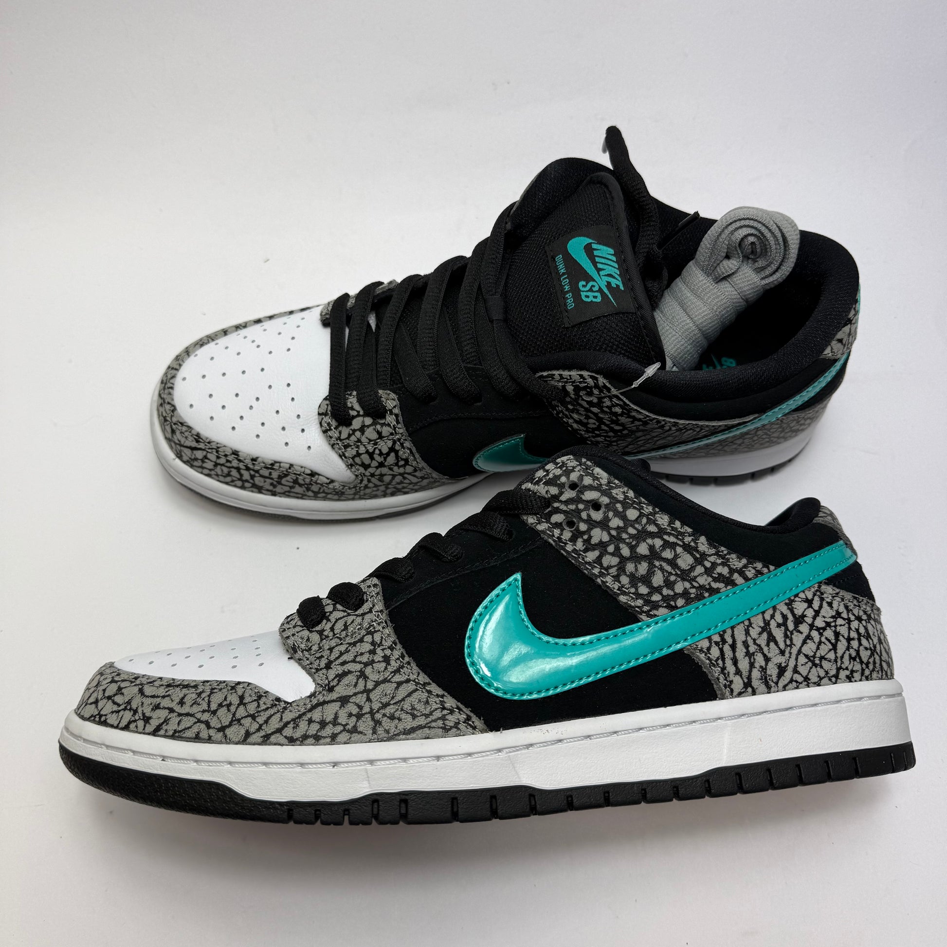 Seitenansicht des Nike SB Dunk Low Atmos Elephant mit Elephant Print Overlays und türkisen Akzenten