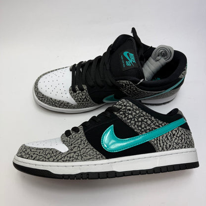 Seitenansicht des Nike SB Dunk Low Atmos Elephant mit Elephant Print Overlays und türkisen Akzenten