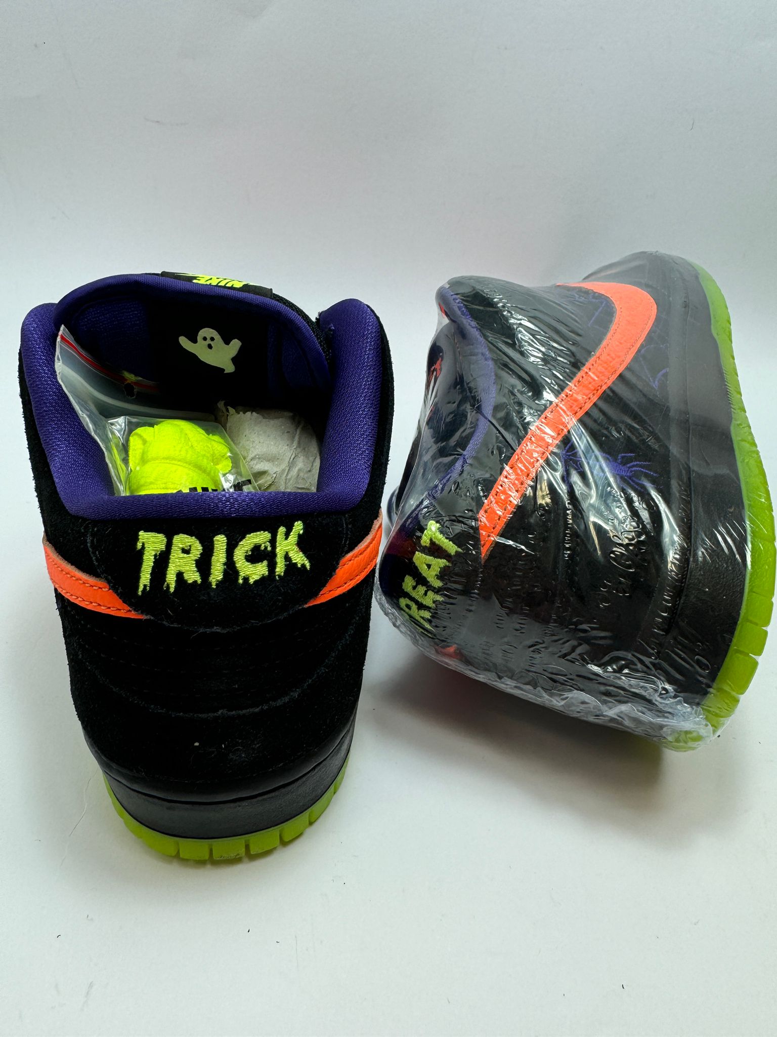 Nike SB Dunk Low Night of Mischief Halloween – Rückansicht mit Nike SB Logo