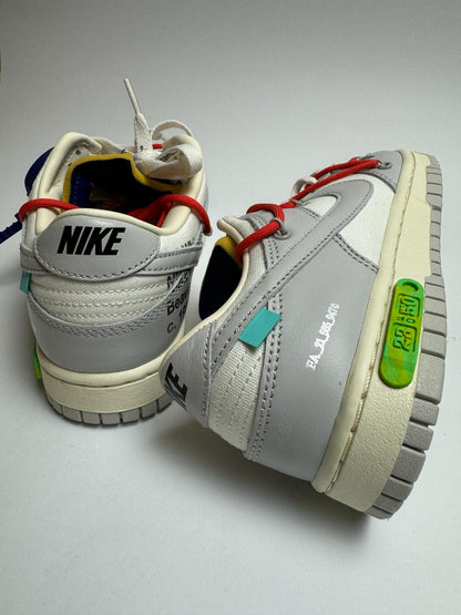 Rückansicht des Sneakers – Off‑White Dunk Lot 23 mit grüner exponierter Schaum-Zunge und roten Tag-Details