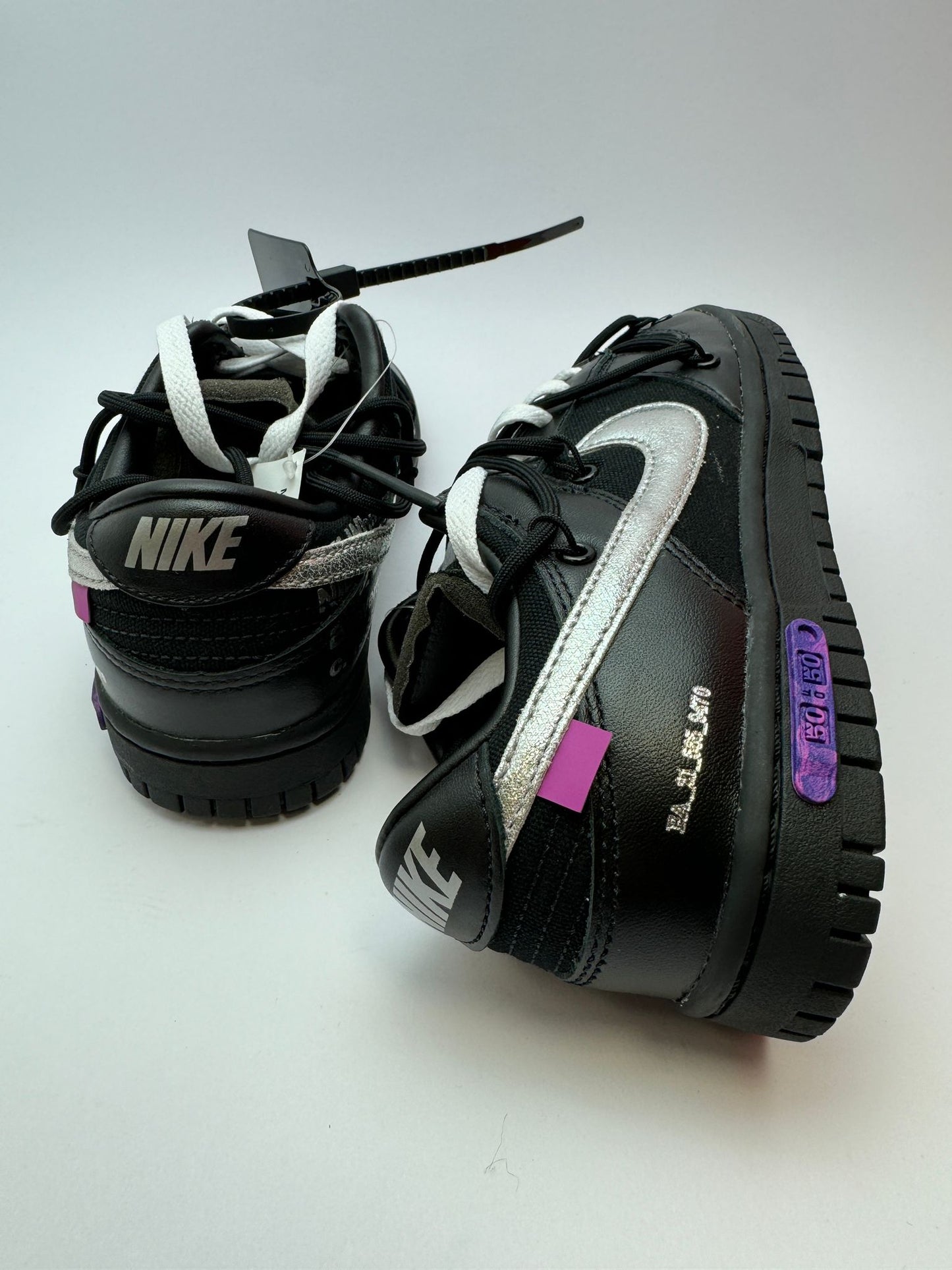 Nike Dunk Low x Off-White 'Lot 50' – Rückansicht mit rotem Off-White-Tag und 'The 50' Branding