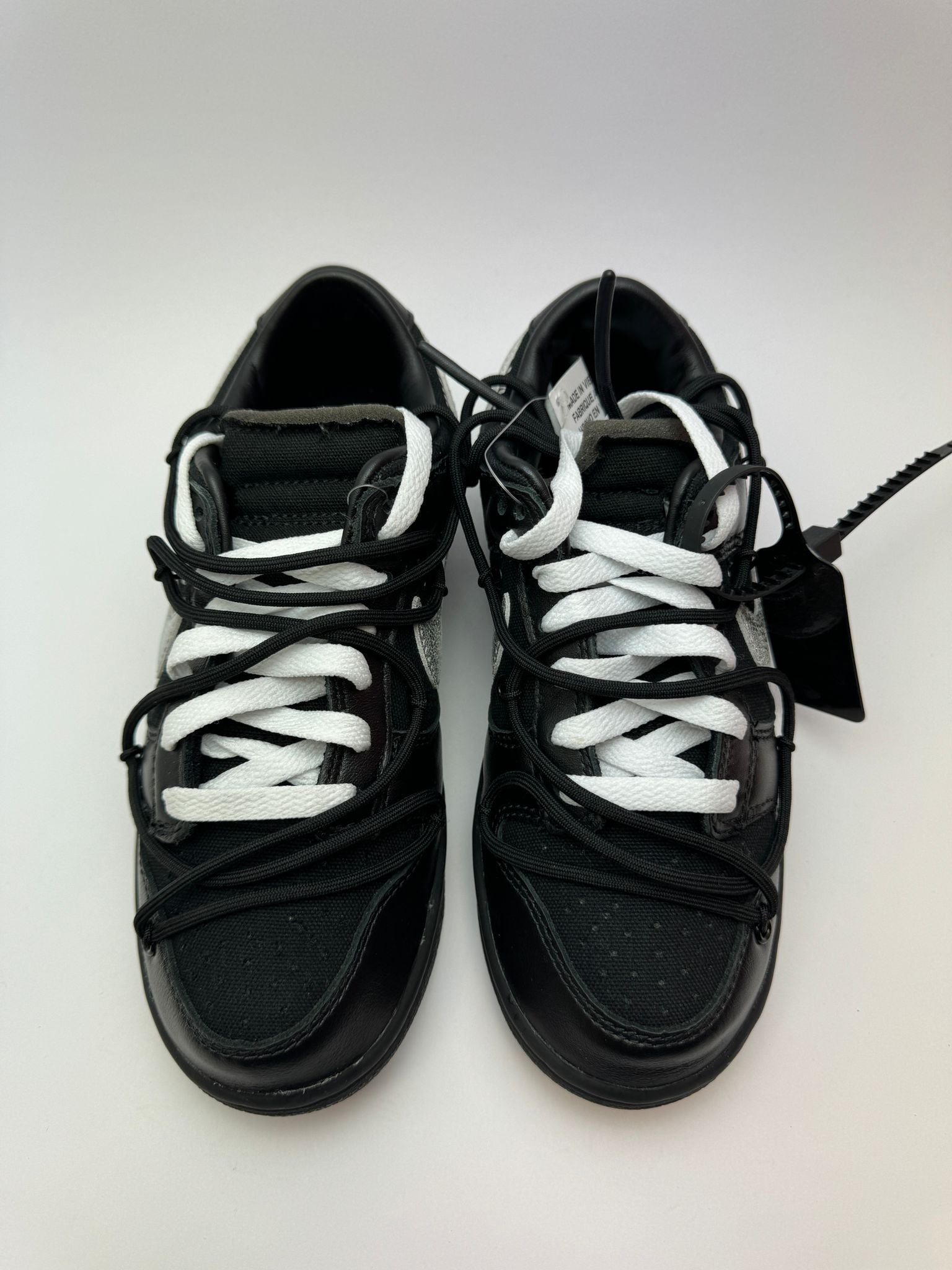 Detailaufnahme des charakteristischen Off-White Designs mit überlappenden Schnürsenkeln und sichtbarem Schaumstoff an der Zunge