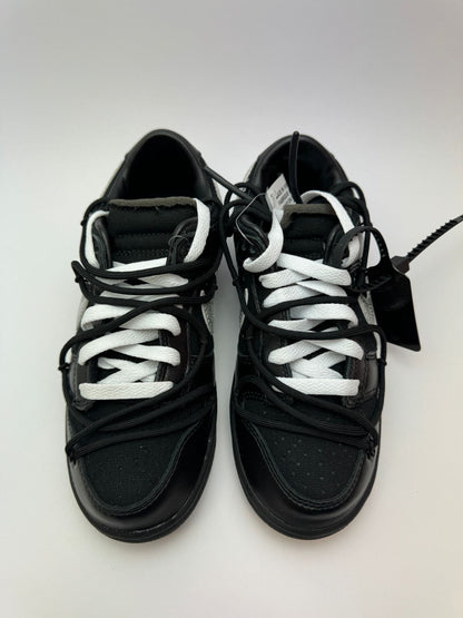 Detailaufnahme des charakteristischen Off-White Designs mit überlappenden Schnürsenkeln und sichtbarem Schaumstoff an der Zunge