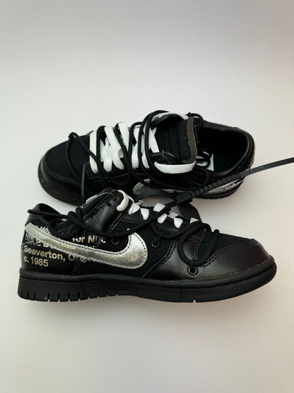 Nike Dunk Low x Off-White 'Lot 50' – Seitenansicht mit schwarzer Gummisohle und violettem 'Lot 50 of 50' Plakette