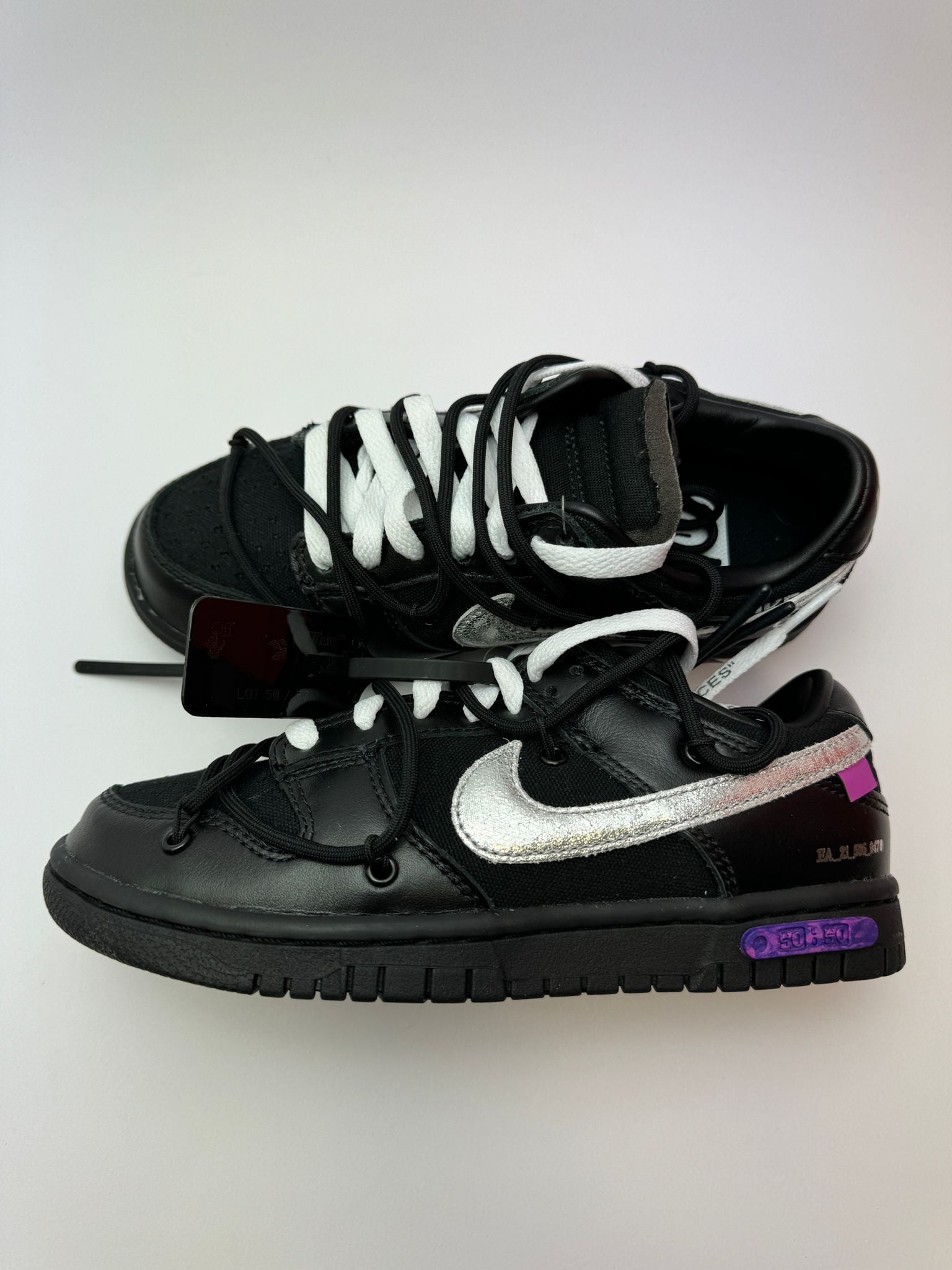 Nike Dunk Low x Off-White 'Lot 50' – Vorderansicht mit schwarzem Canvas-Obermaterial und silbernem Swoosh