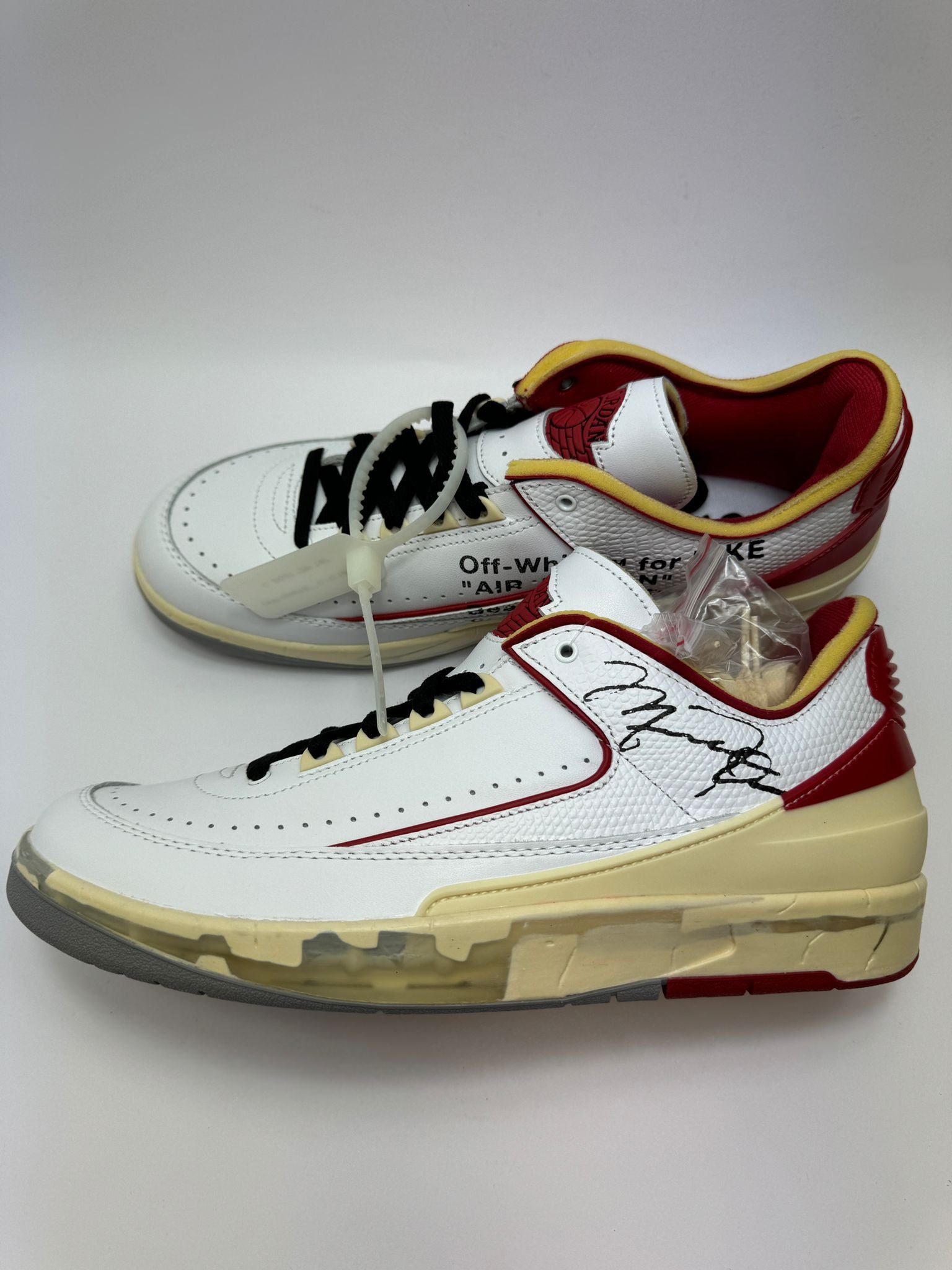 Jordan 2 Retro Low Off‑White White‑Red – rechte Seitenansicht mit cremeweißem Leder und roten Akzenten