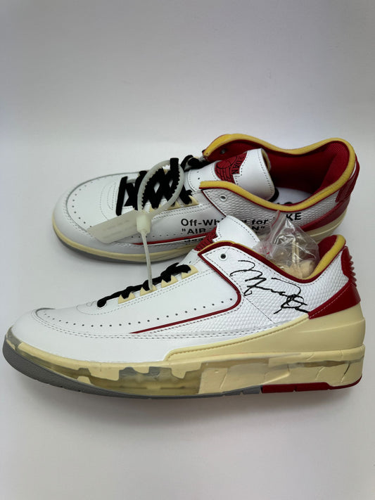 Jordan 2 Retro Low Off‑White White‑Red – rechte Seitenansicht mit cremeweißem Leder und roten Akzenten