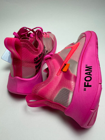 Rückansicht des Sneakers – Off‑White Zoom Fly Tulip Pink mit schwarz gedrucktem ‚FOAM‘ auf der Sohle