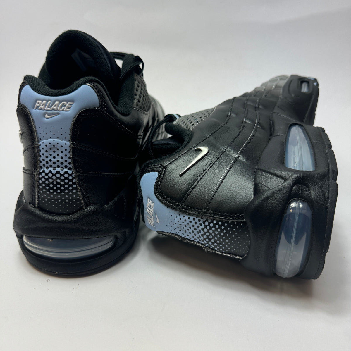 Rückansicht des Palace x Nike Air Max 95 Big Bubble mit Heel Branding und sichtbarer Air-Dämpfung