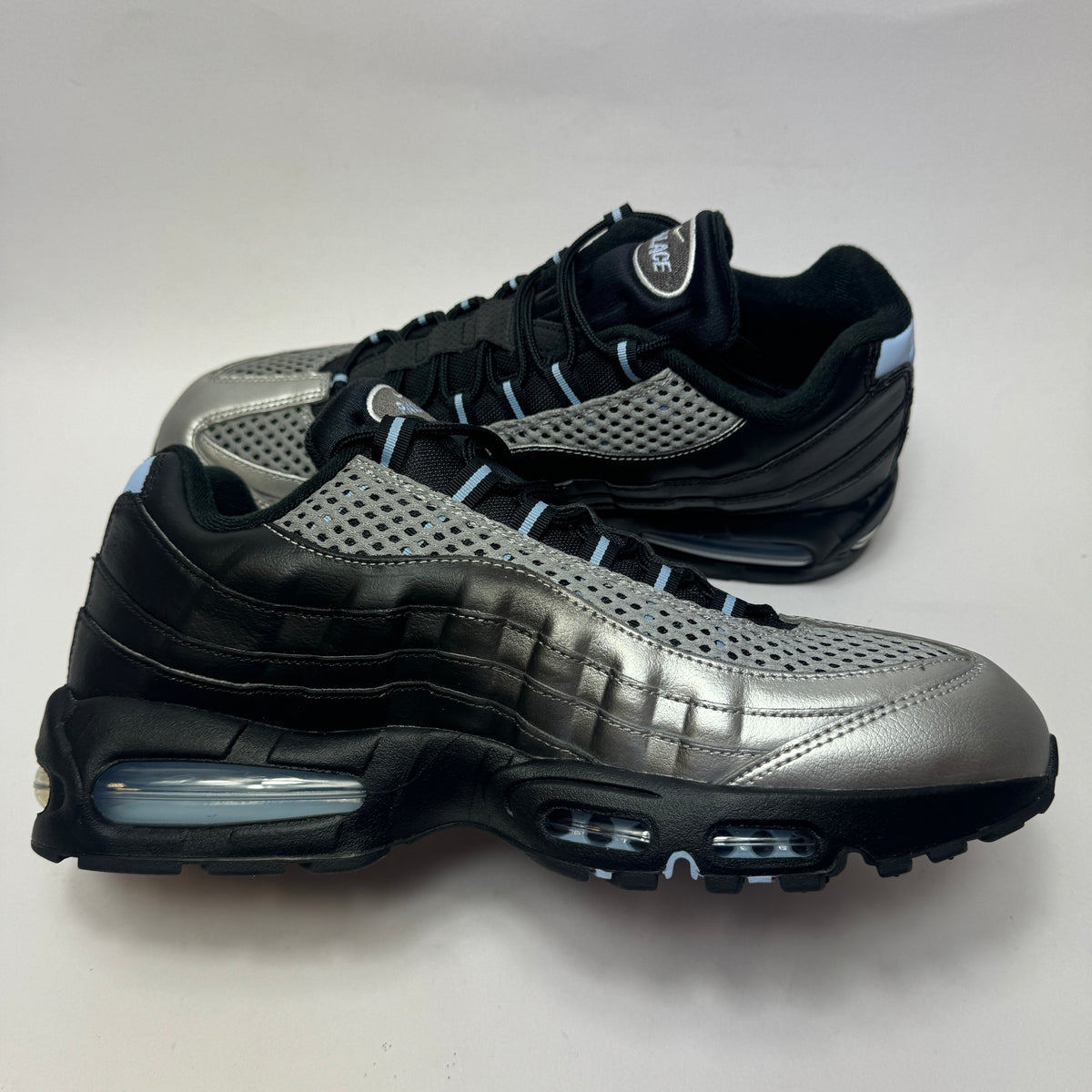 Innenansicht des Palace x Nike Air Max 95 Big Bubble mit dunklem Materialmix und Palace Kollaborationsdetails