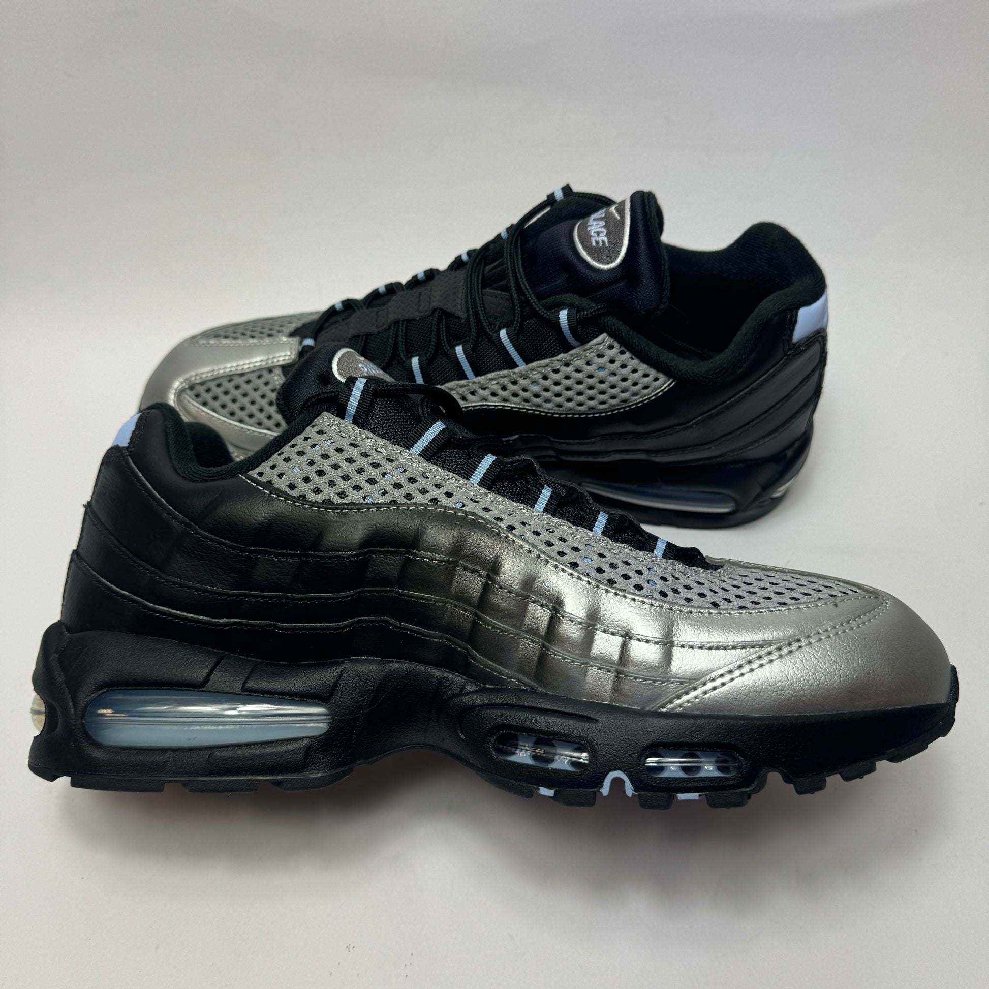 Innenansicht des Palace x Nike Air Max 95 Big Bubble mit dunklem Materialmix und Palace Kollaborationsdetails