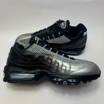 Innenansicht des Palace x Nike Air Max 95 Big Bubble mit dunklem Materialmix und Palace Kollaborationsdetails
