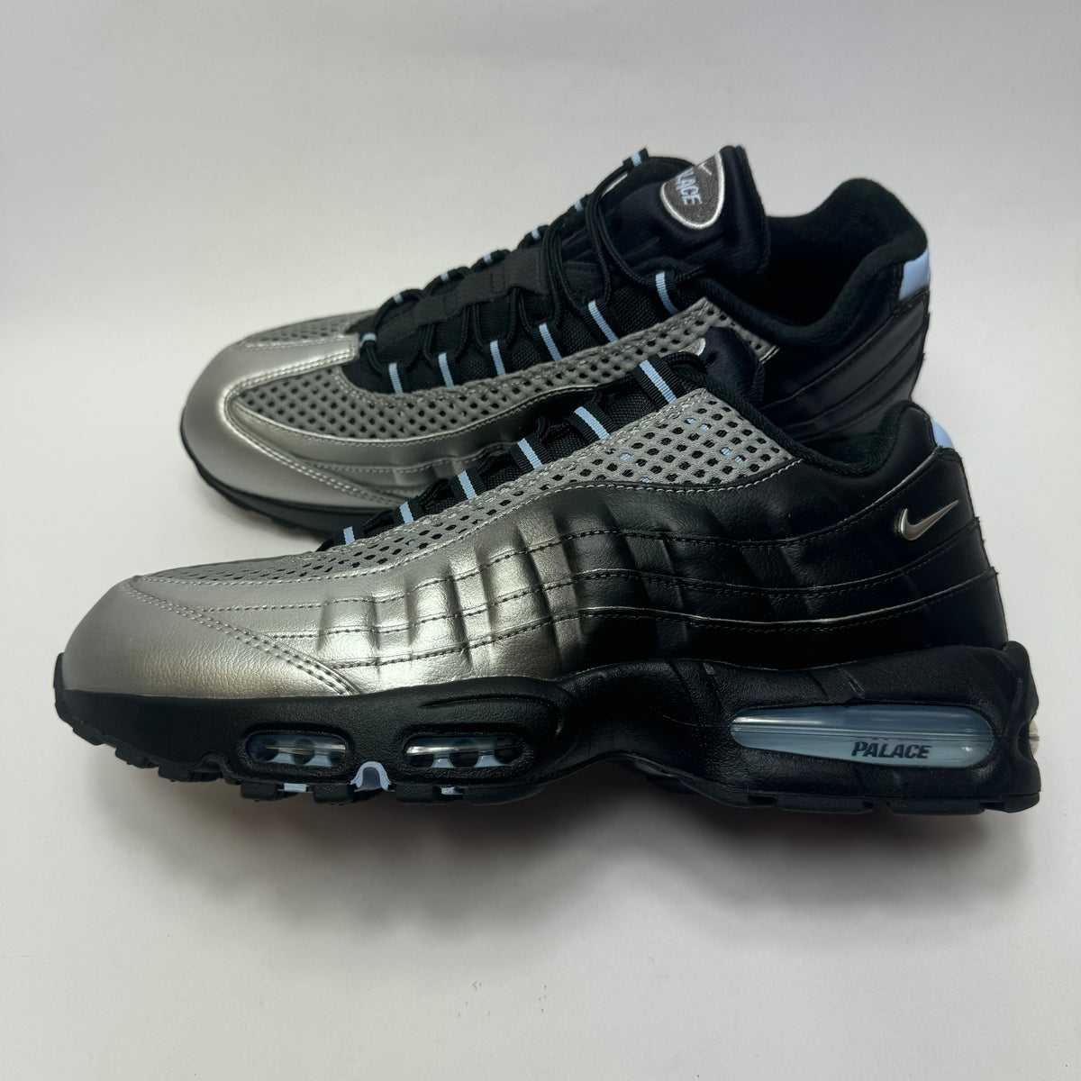 Seitenansicht des Palace x Nike Air Max 95 Big Bubble mit schwarzem Layered Upper und charakteristischer sichtbarer Air-Dämpfung