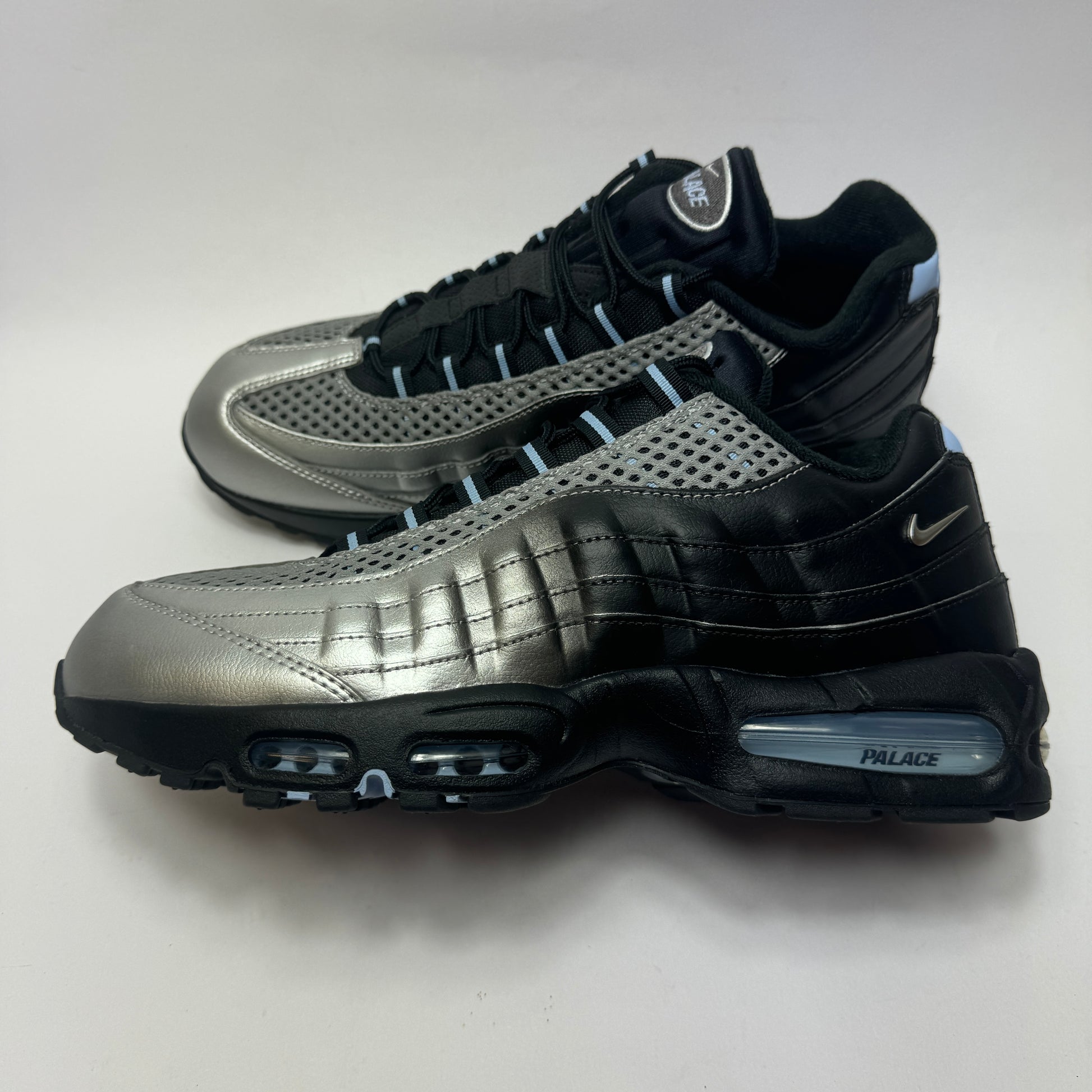 Seitenansicht des Palace x Nike Air Max 95 Big Bubble mit schwarzem Layered Upper und charakteristischer sichtbarer Air-Dämpfung
