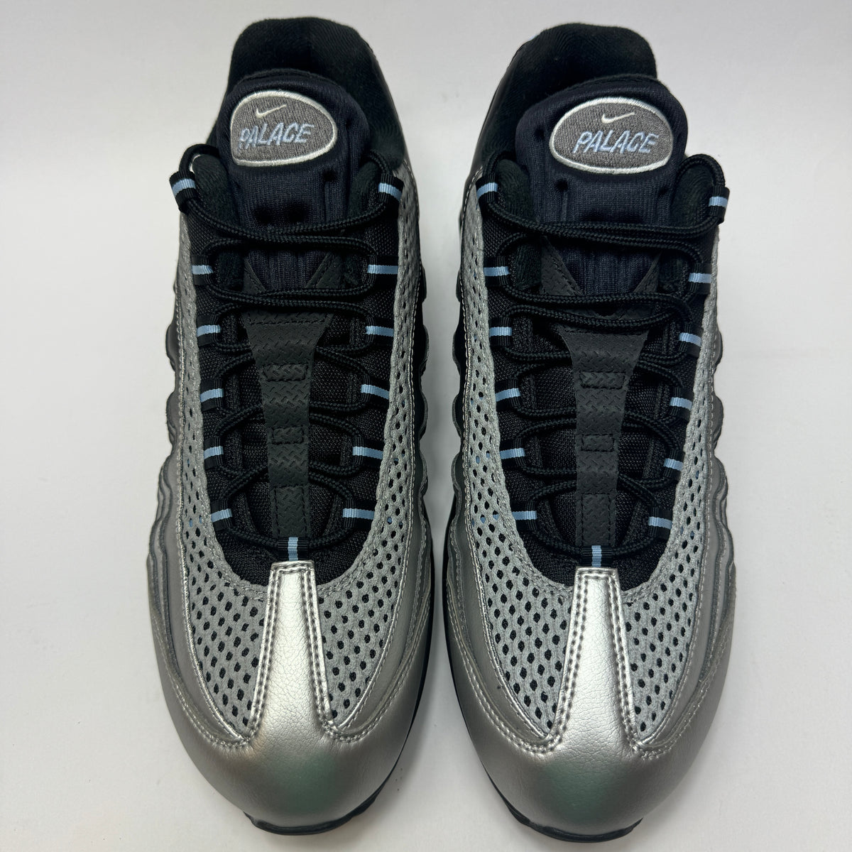 Draufsicht auf beide Palace x Nike Air Max 95 Big Bubble mit technischem Upper und markanter Schnürung