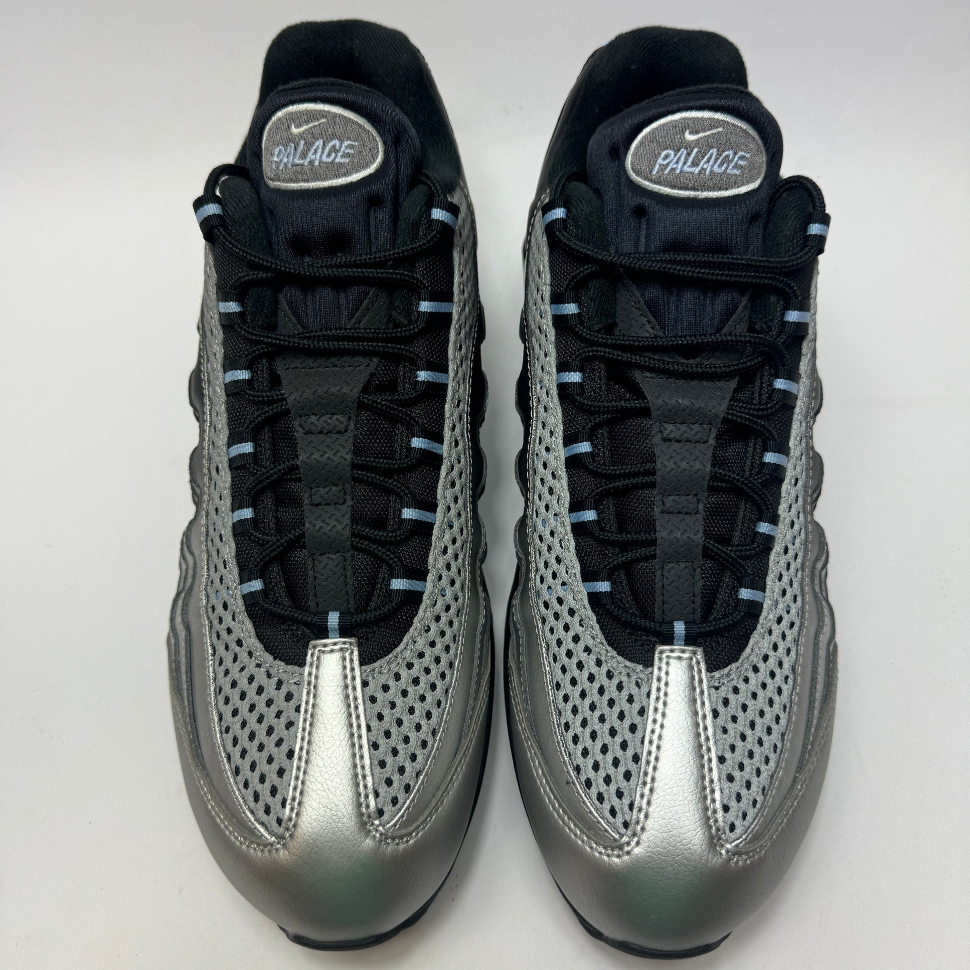 Draufsicht auf beide Palace x Nike Air Max 95 Big Bubble mit technischem Upper und markanter Schnürung