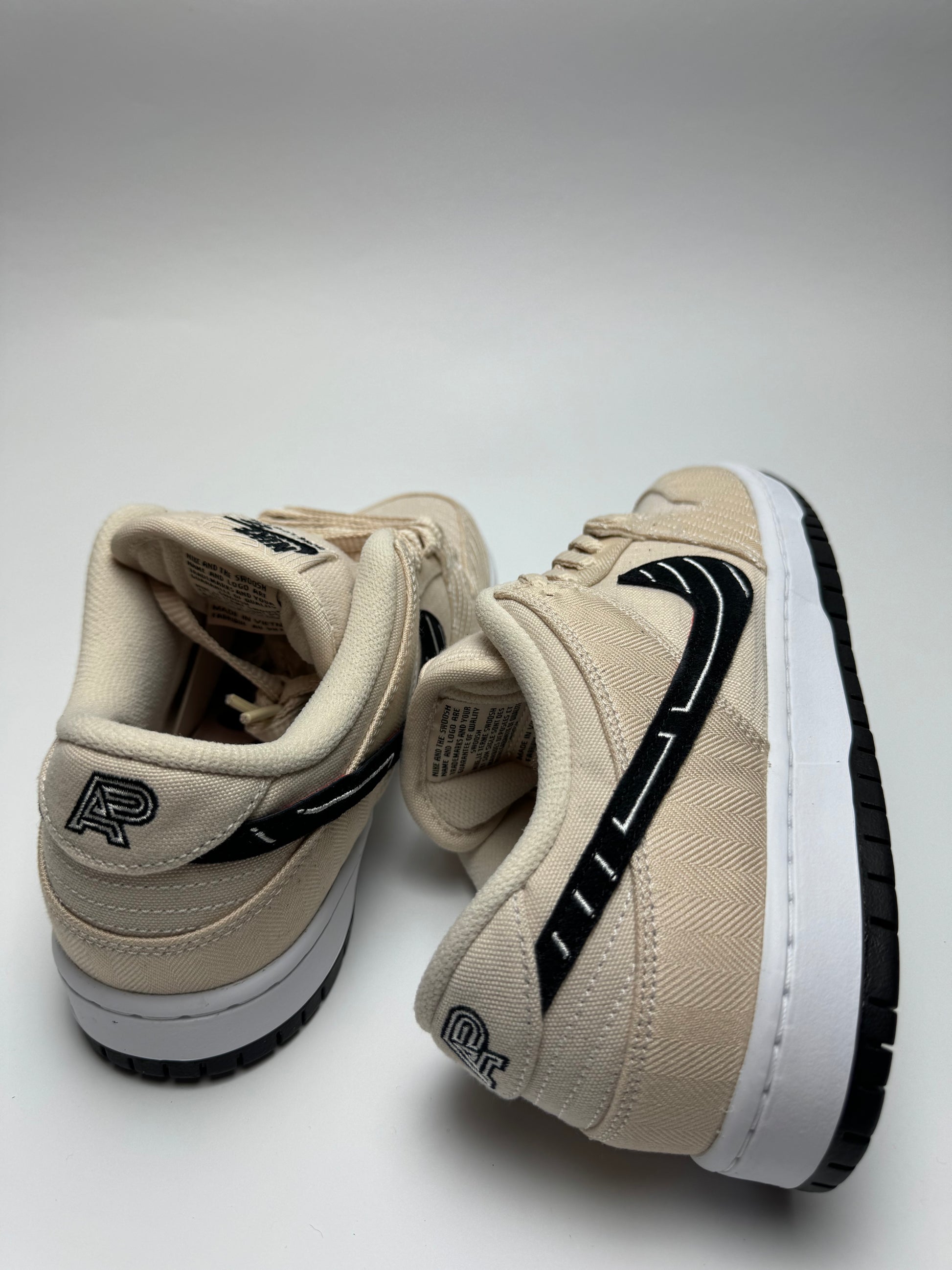 Rückansicht des Sneakers – Heel‑Tab mit ‚AP‘‑Branding, Pearl‑Weave-Canvas und Full-Grain-Details