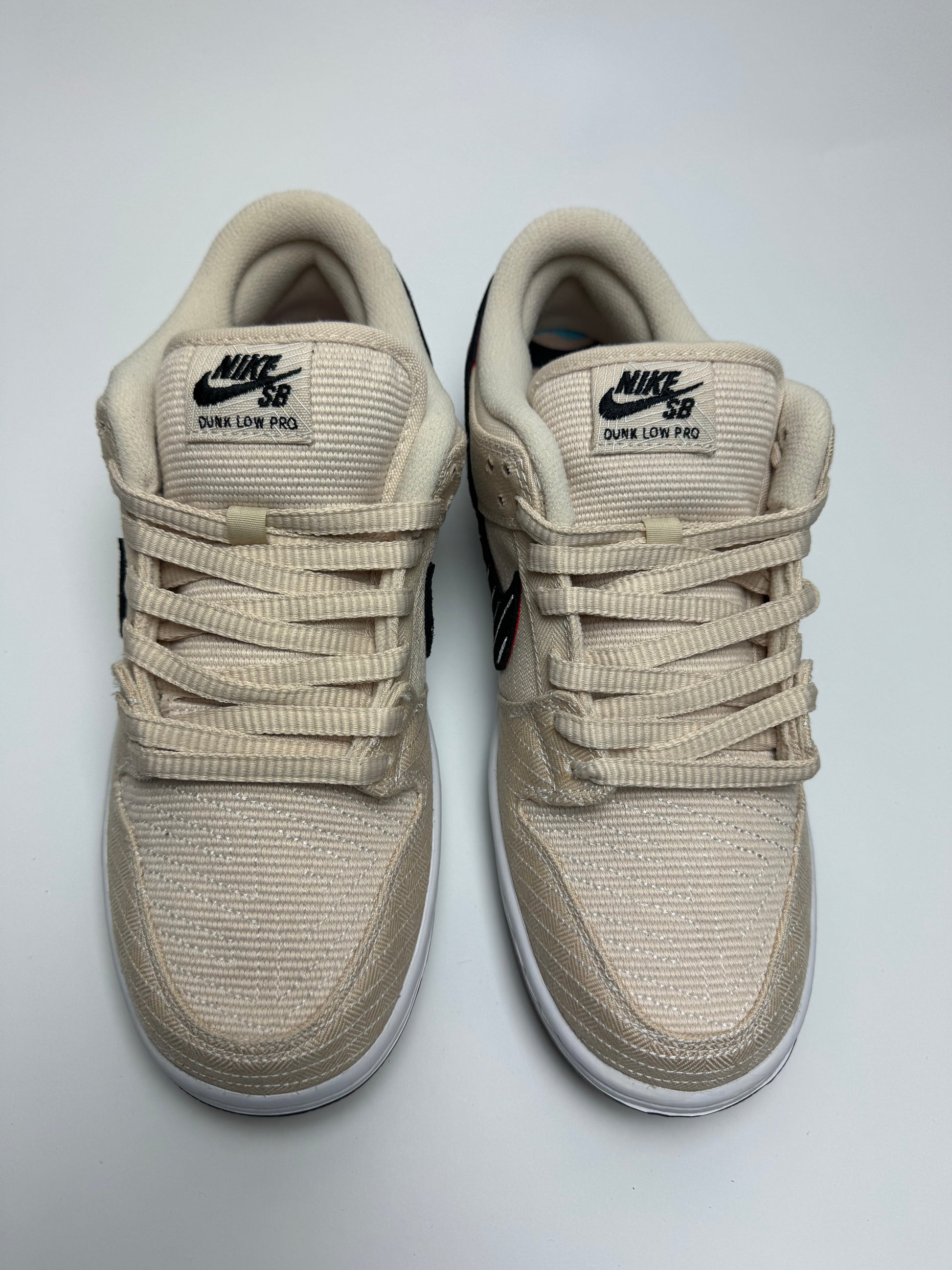Detailansicht der Zunge – Co‑Branding auf gepolstertem Tongue-Tag mit Albino & Preto und Nike SB Logos