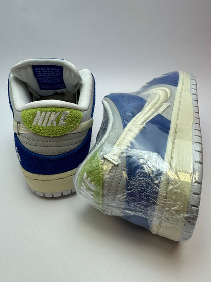 Nike SB Dunk Low Pro x Fly Streetwear 'Gardenia' – Nahaufnahme der cremefarbenen Gummisohle mit blauen Akzenten