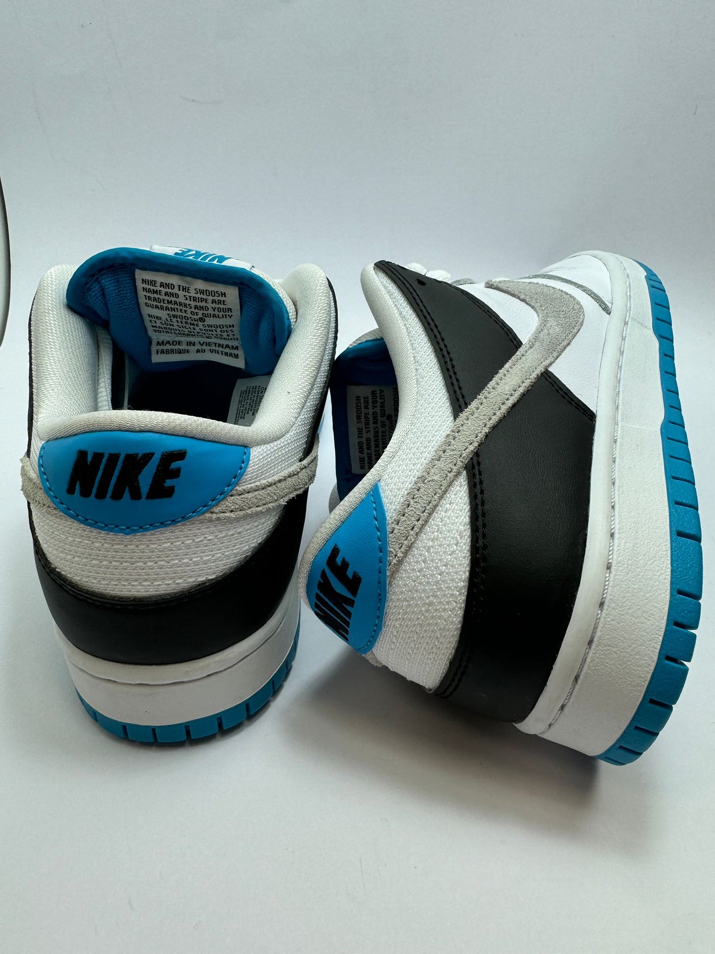 Nike SB Dunk Low Laser Blue – Rückansicht mit Nike SB Logo in Blau