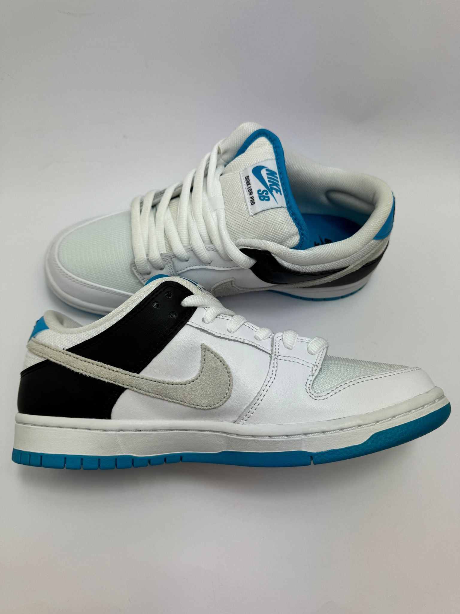 Nike SB Dunk Low Laser Blue – linke Außenseite mit leuchtend blauen Akzenten