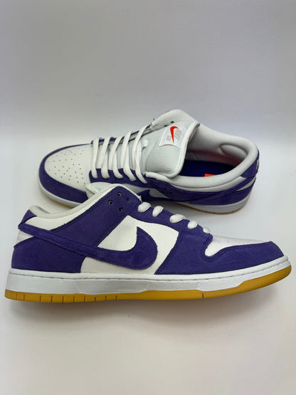 Nike SB Dunk Low Pro ISO Orange Label Court Purple – linke Außenseite mit kräftigem Court Purple-Swoosh