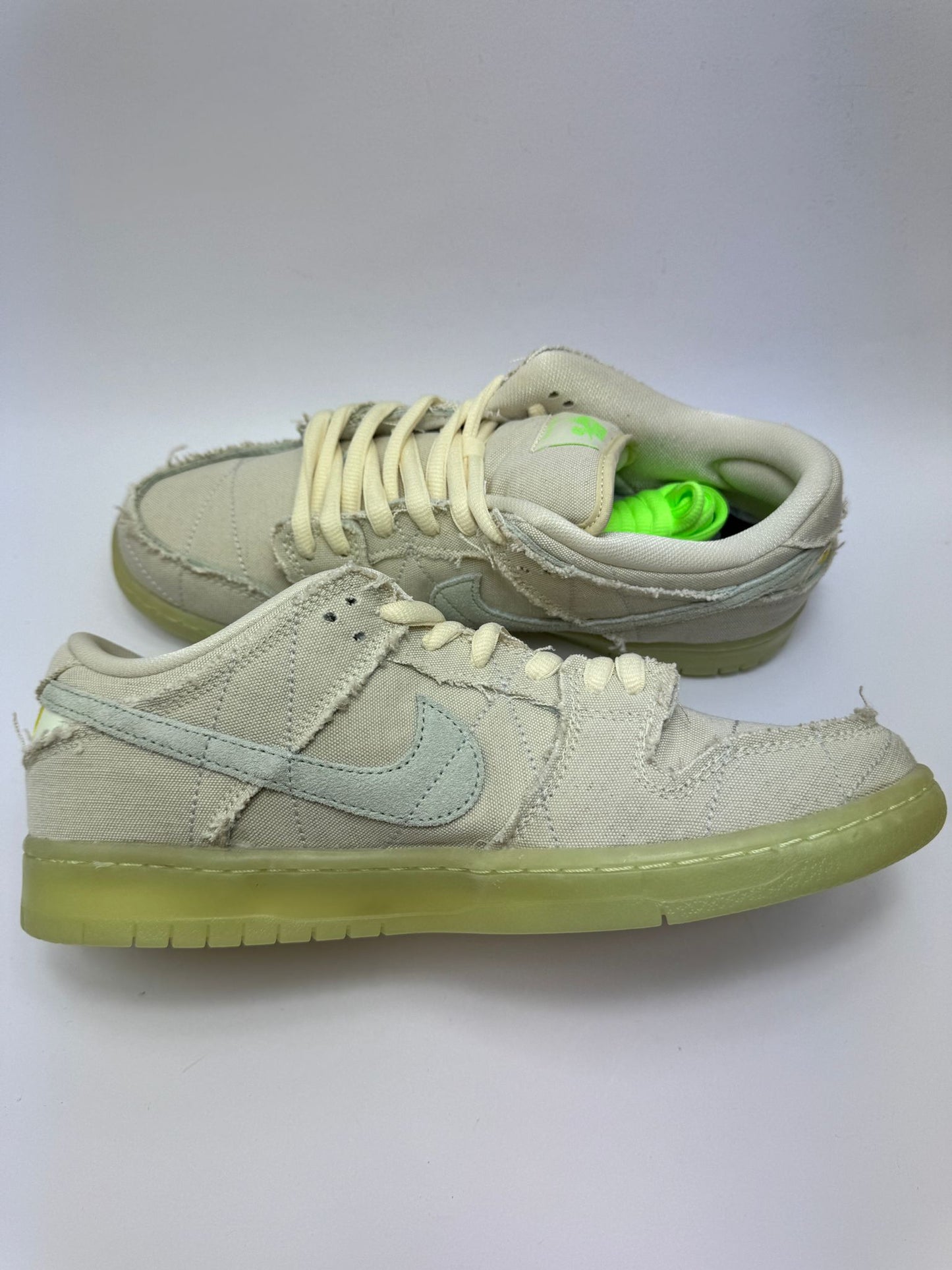 Nike SB Dunk Low Mummy – linke Außenseite mit verwobenen Mummy-Bandagen-Details
