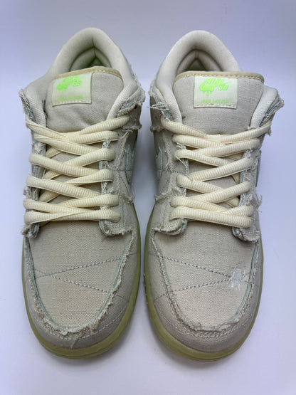 Detailansicht der Zunge – Nike SB Dunk Low Mummy mit gewebtem Branding und dekorativer Schnur