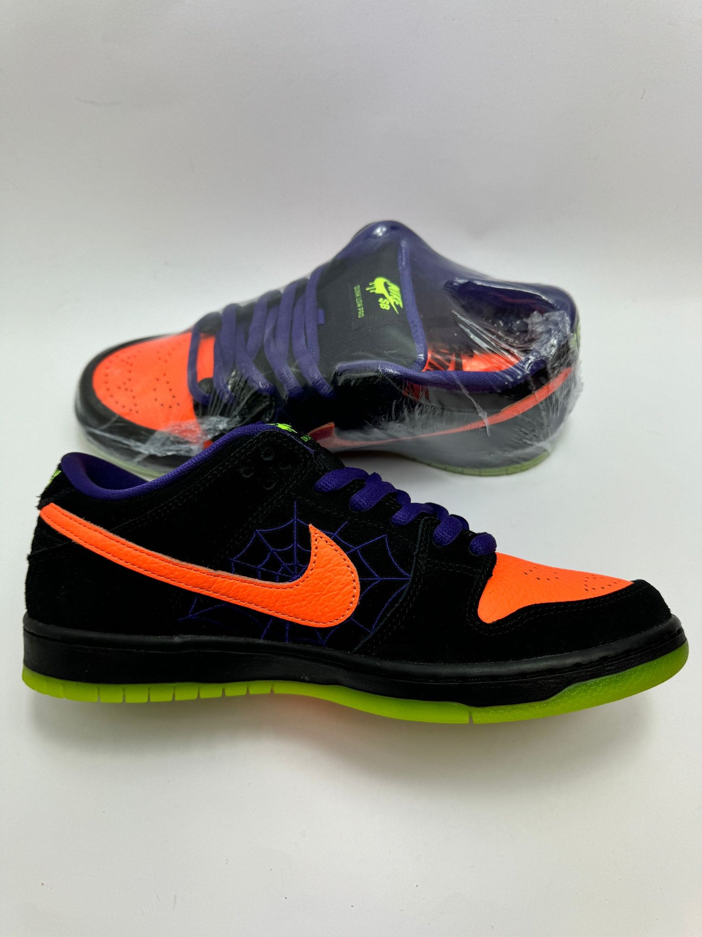 Nike SB Dunk Low Night of Mischief Halloween – linke Außenseite mit Halloween-Motiv