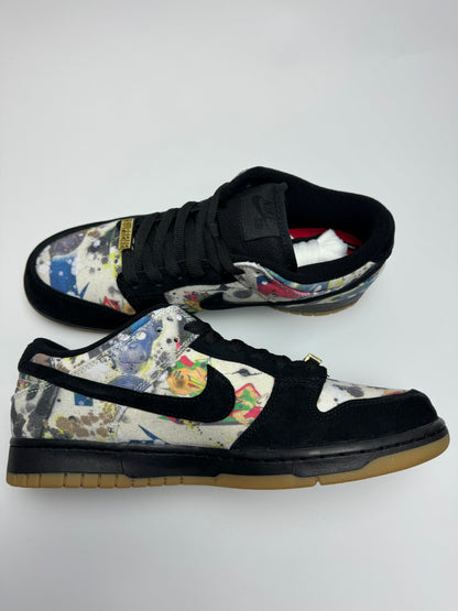 Nike SB Dunk Low Supreme Rammellzee – linke Außenseite mit schwarzen Wildleder-Overlays und Gum-Außensohle in Kontrast
