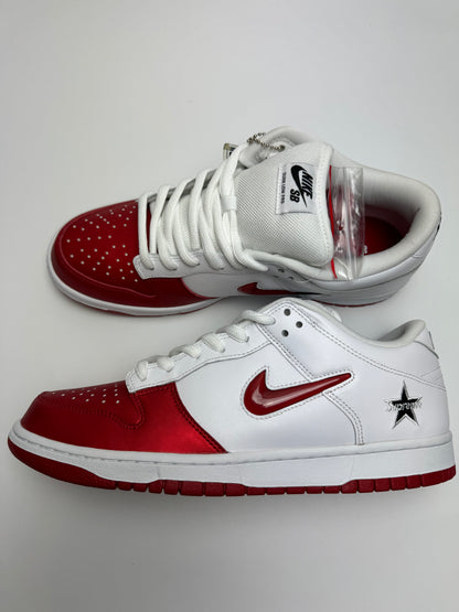 Nike SB Dunk Low Supreme Jewel Swoosh Red – rechte Seitenansicht mit weißem Leather Upper und leuchtend roter Metallic-Toebox