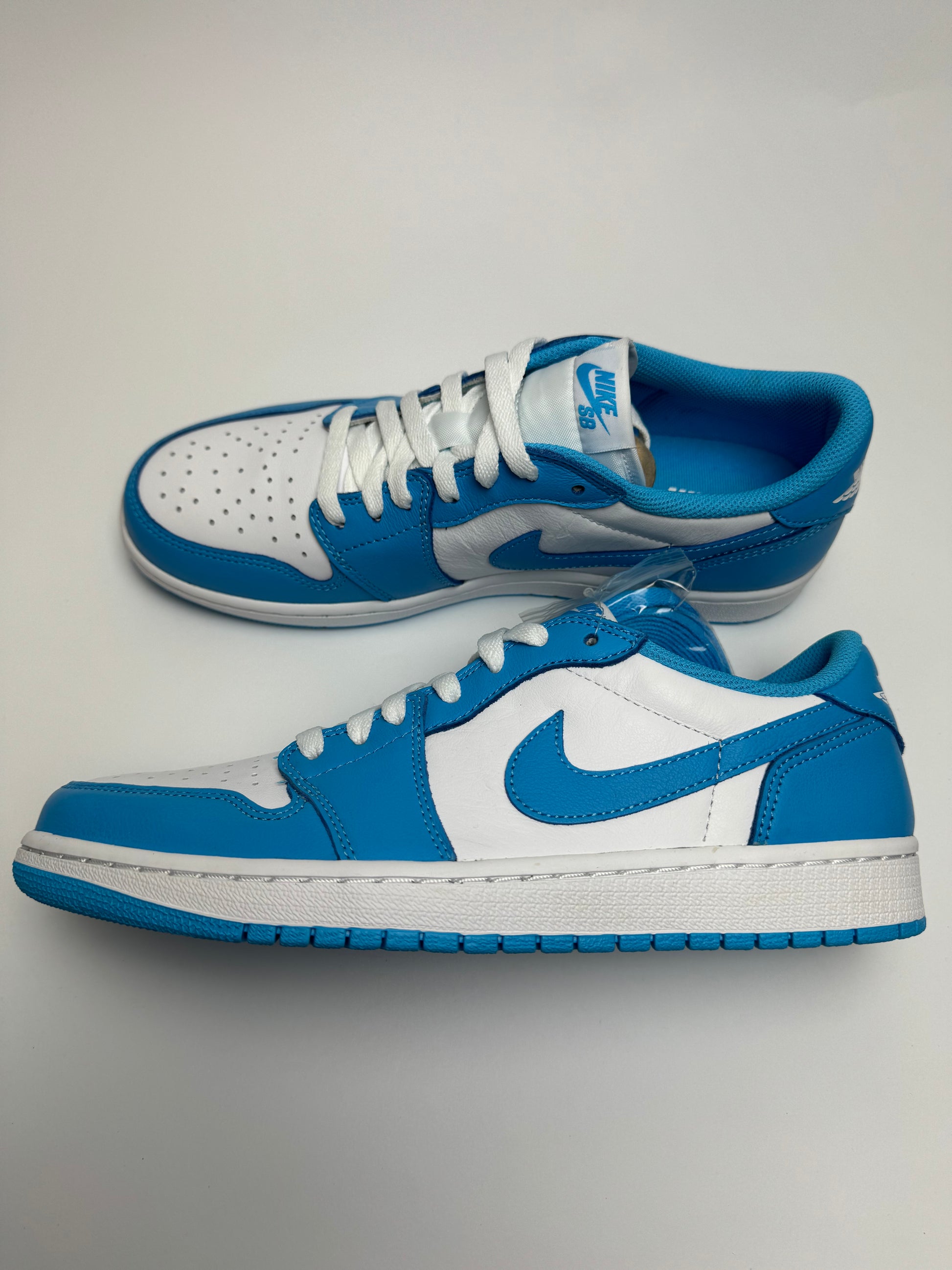 Nike SB × AJ1 Low UNC – rechte Seitenansicht mit weißem Leder-Upper und dunkelblauen UNC-Overlays