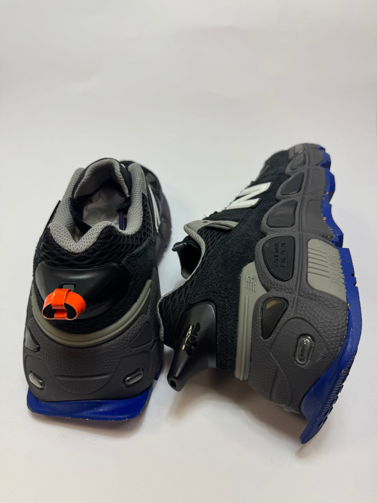 Rückansicht des New Balance 574 YURT mit der charakteristischen integrierten Pfeife und massiver Sohlenkonstruktion.