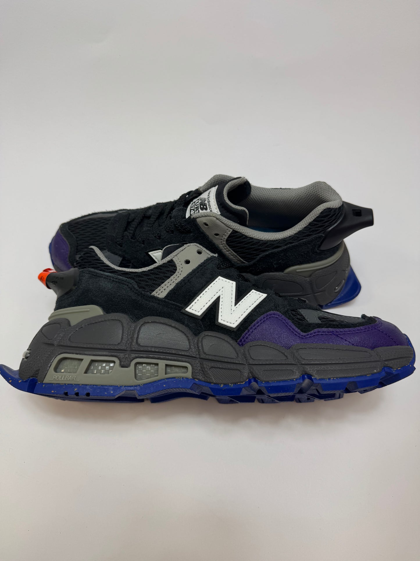 Innenansicht des New Balance 574 YURT mit Suede-, Mesh- und Lederdetails sowie charakteristischem N-Branding