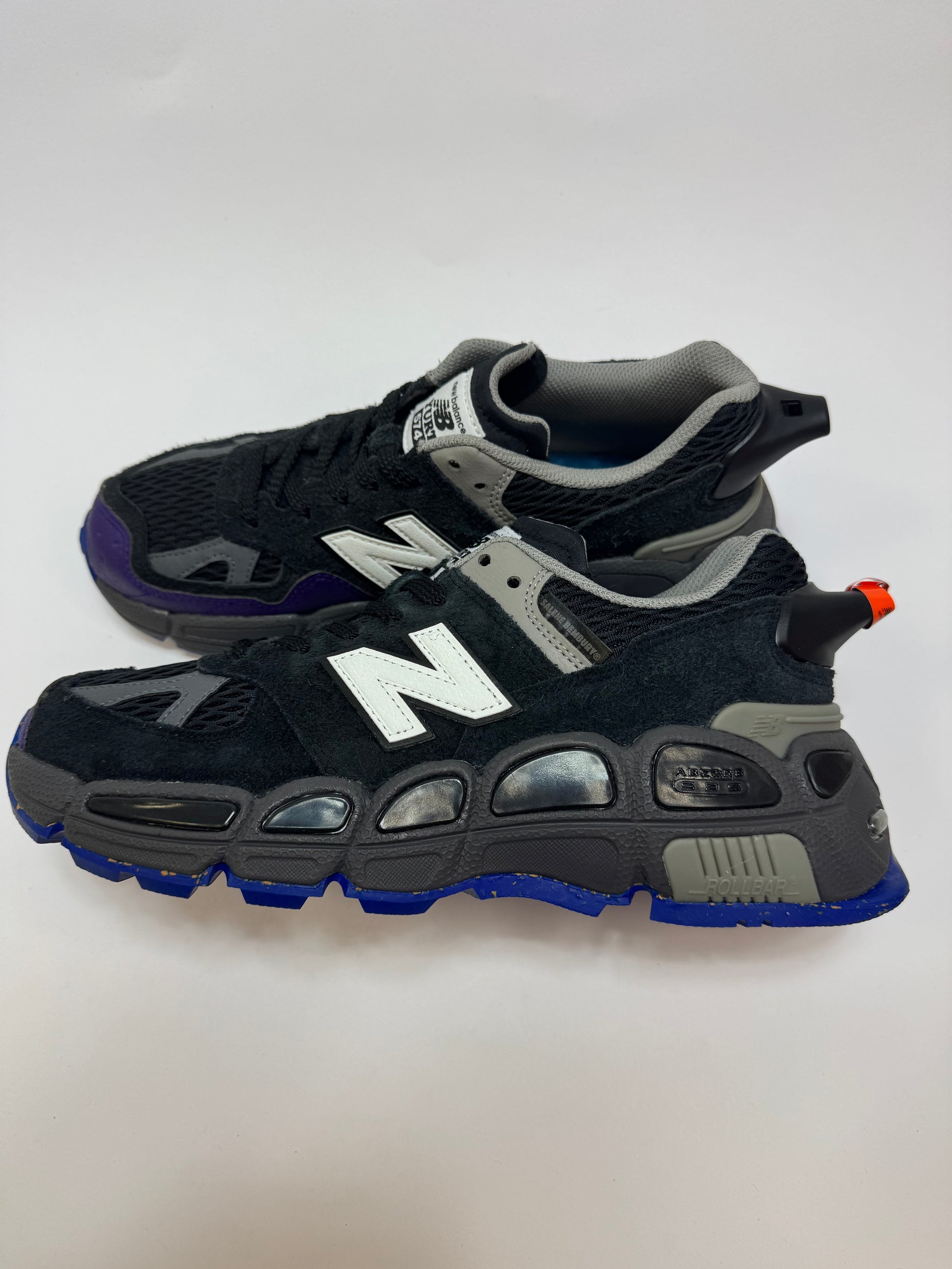 Seitenansicht des Salehe Bembury x New Balance 574 YURT mit dunklem Materialmix und markanter Outdoor-Sohle