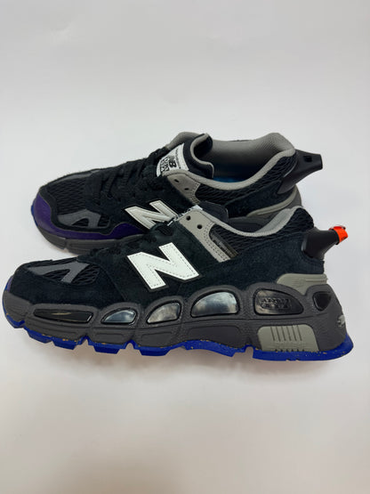 Seitenansicht des Salehe Bembury x New Balance 574 YURT mit dunklem Materialmix und markanter Outdoor-Sohle