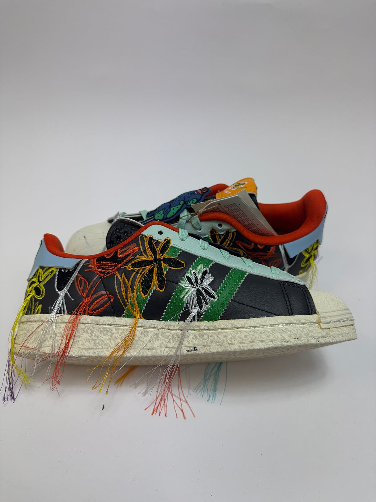 Innenansicht des adidas Superstar SuperEarth Black mit mehrfarbigen Stickereien und klassischen Three Stripes