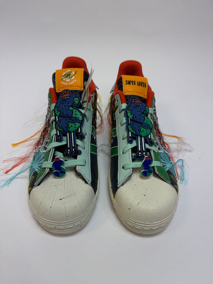 Draufsicht auf beide Sean Wotherspoon x adidas Superstar SuperEarth Black mit charakteristischer Shell Toe und auffälligen Designdetails