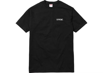 Supreme AKIRA Syringe Tee Black Außenansicht – Anime „AKIRA“ Spritze Grafik auf schwarzem Grund