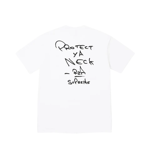 Alt-Text: Supreme x Wu-Tang Clan RZA Tee White Seitenansicht – weißes T-Shirt mit großflächigem Wu-Tang Clan Logo & RZA Grafik