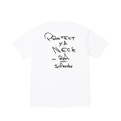 Alt-Text: Supreme x Wu-Tang Clan RZA Tee White Seitenansicht – weißes T-Shirt mit großflächigem Wu-Tang Clan Logo & RZA Grafik