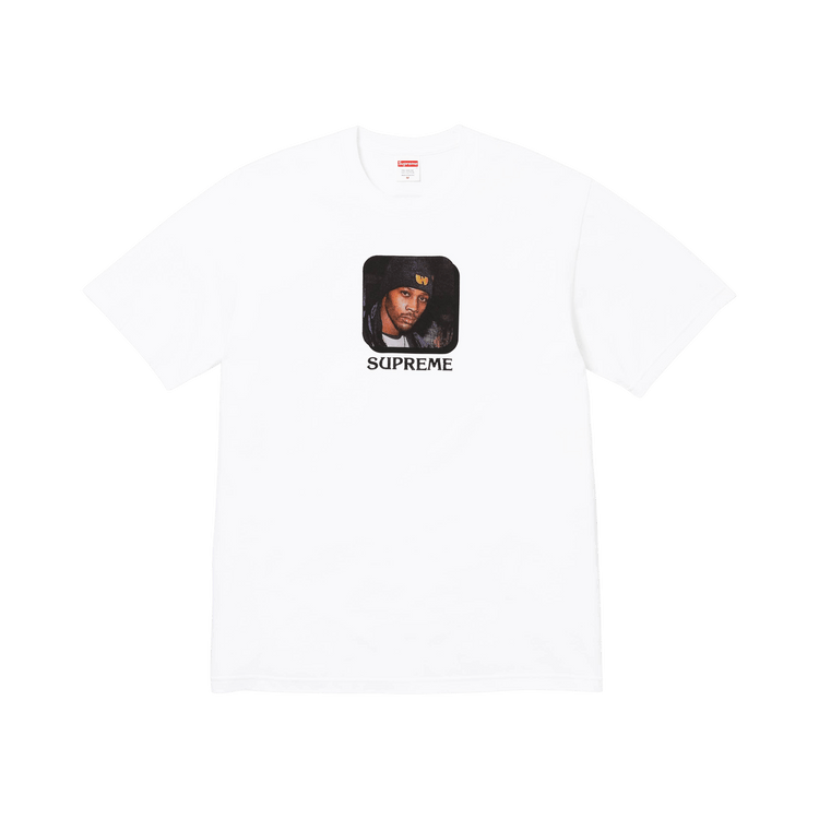 Alt-Text: Supreme x Wu-Tang Clan RZA Tee White Seitenansicht – weißes T-Shirt mit großflächigem Wu-Tang Clan Logo & RZA Grafik