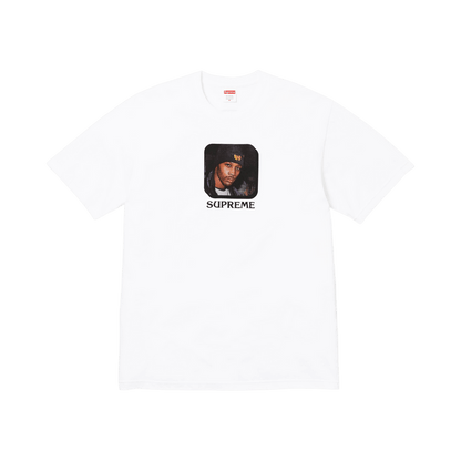Alt-Text: Supreme x Wu-Tang Clan RZA Tee White Seitenansicht – weißes T-Shirt mit großflächigem Wu-Tang Clan Logo & RZA Grafik