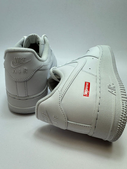 Nike Air Force 1 Low Supreme White – Rückansicht mit Nike und Supreme Logos
